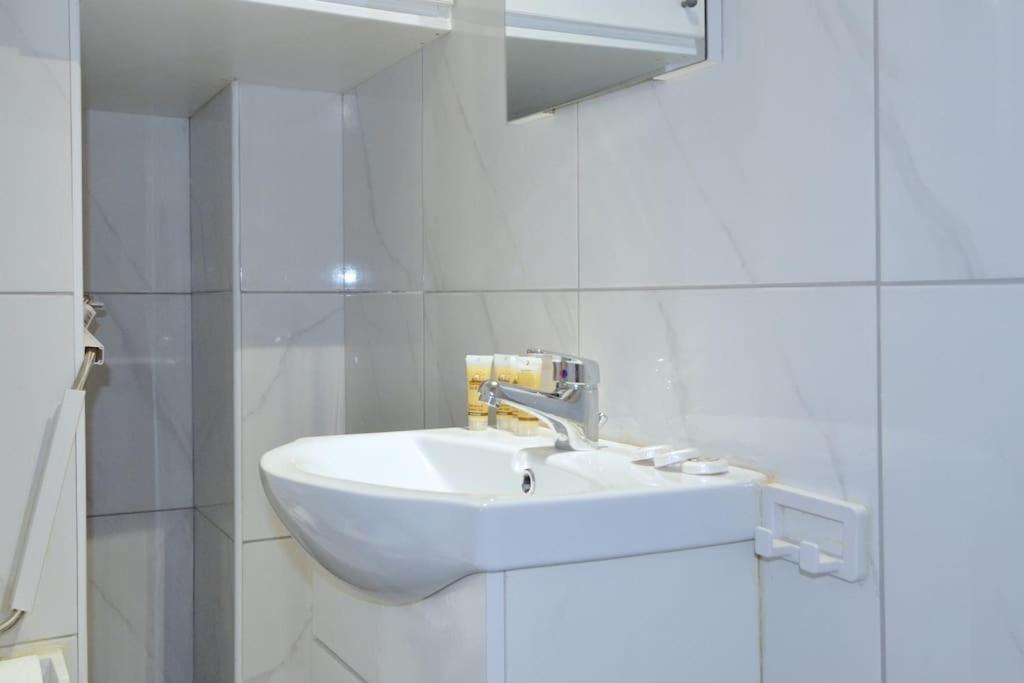 Minimal Apartment At The Foot Of The Odeon Of ... เอเธนส์ ภายนอก รูปภาพ